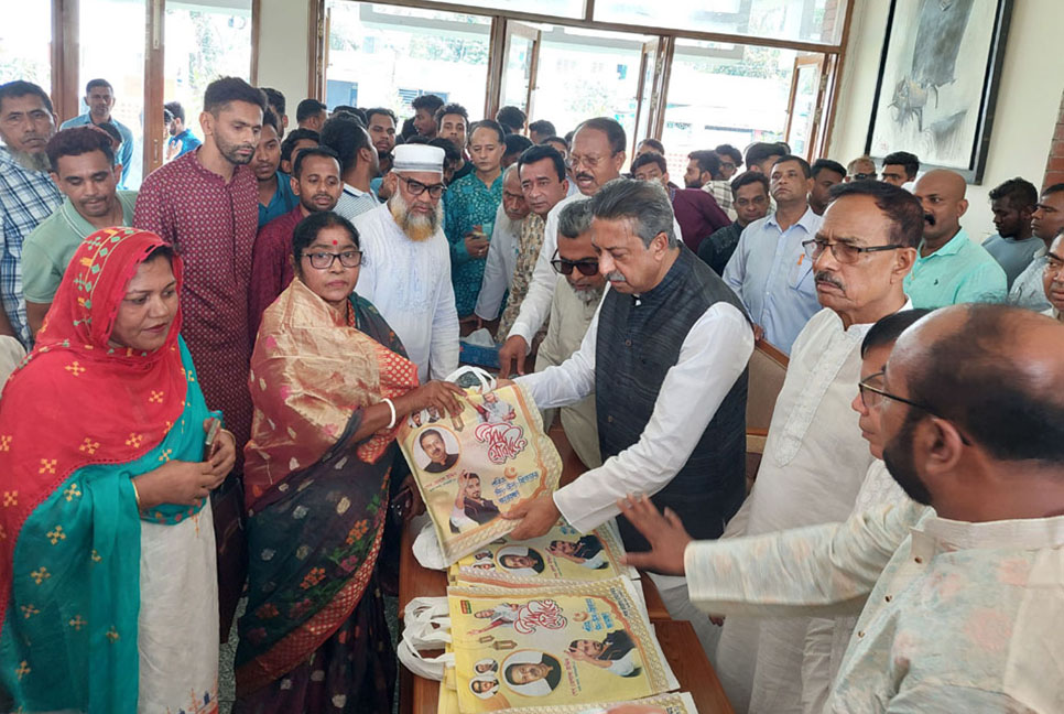 প্রধানমন্ত্রীর পক্ষে নির্বাচনী এলাকায় ঈদ উপহার বিতরণ