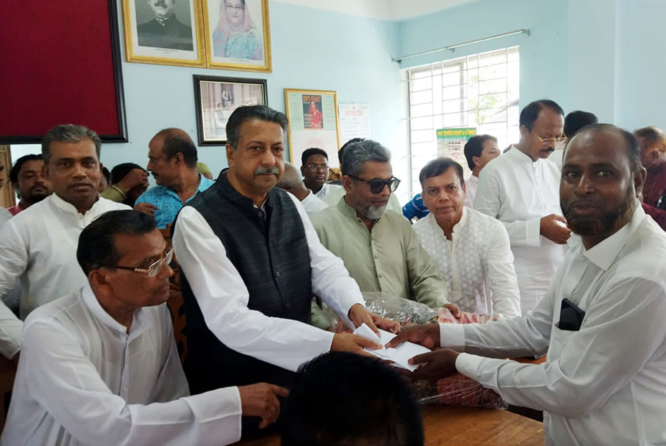 কোটালীপাড়ায় নয় হাজার দরিদ্র মানুষ পেলেন প্রধানমন্ত্রীর ঈদ উপহার