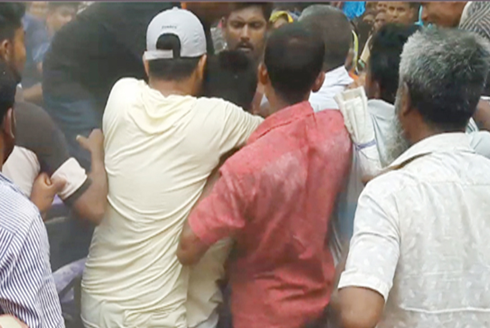 ভিজিএফ’র চাল বিতরণের সময় দুই গ্রুপের মারামারি