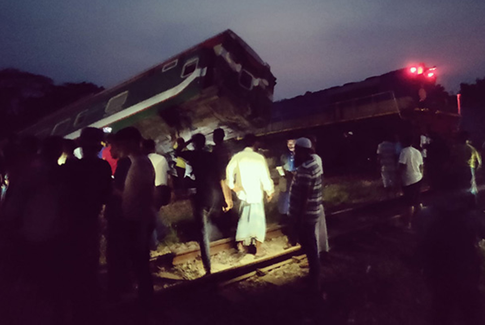 মালবাহী ট্রেনে সোনার বাংলার ধাক্কা, ৬ বগি লাইনচ্যুত 