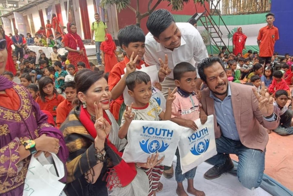 সুবিধাবঞ্চিত শিশুদের ঈদের পোশাক দিল মজার ইশকুল