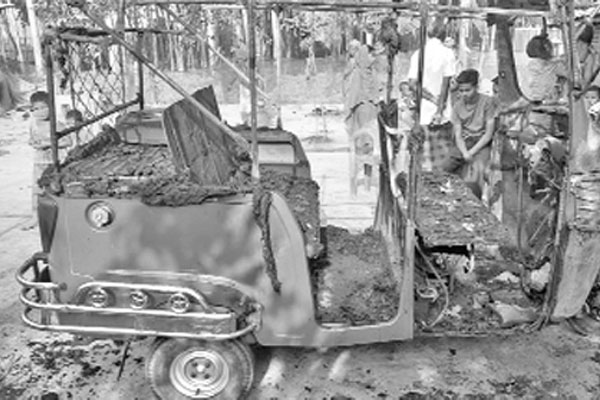 দুর্বৃত্তের আগুনে পুড়ল সিএনজি