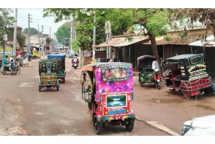 চাঁপাইনবাবগঞ্জে ৬শ মিটার সড়কে দুর্ভোগ