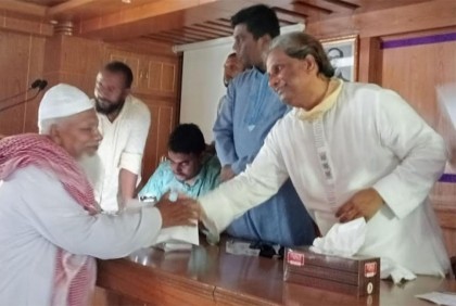 গোপালগঞ্জে ইমাম-মুয়াজ্জিনদের মাঝে ঈদ উপহার বিতরণ 