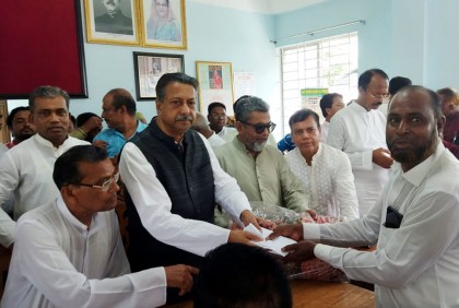 কোটালীপাড়ায় নয় হাজার দরিদ্র মানুষ পেলেন প্রধানমন্ত্রীর ঈদ উপহার