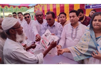 
ফরিদপুরে আওয়ামী লীগের ঈদ উপহার বিতরণ