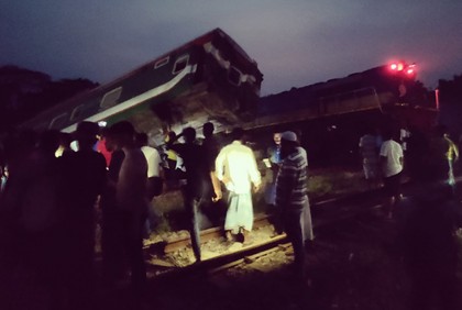 মালবাহী ট্রেনে সোনার বাংলার ধাক্কা, ৬ বগি লাইনচ্যুত 