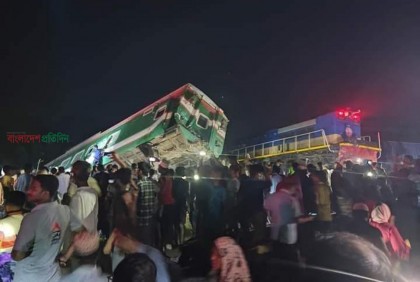 কুমিল্লায় দুর্ঘটনাকবলিত ট্রেনে ছিলেন ইসির ১২ কর্মকর্তা