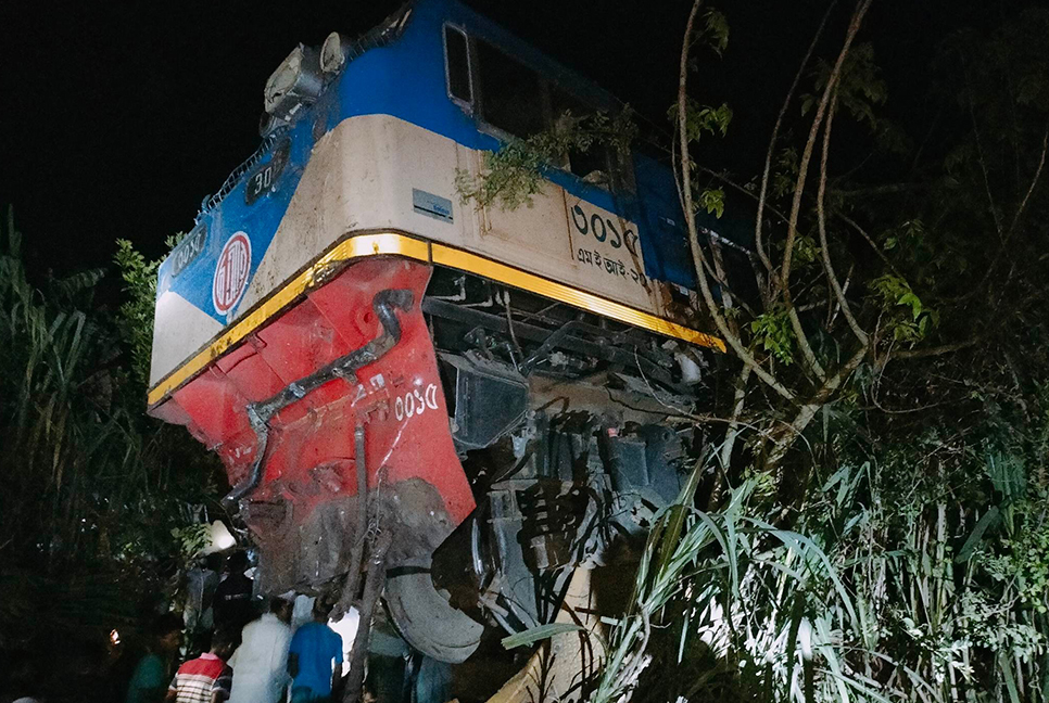 ১৫ ঘণ্টায়ও শেষ হয়নি উদ্ধার কাজ, ট্রেন চলাচল স্বাভাবিক