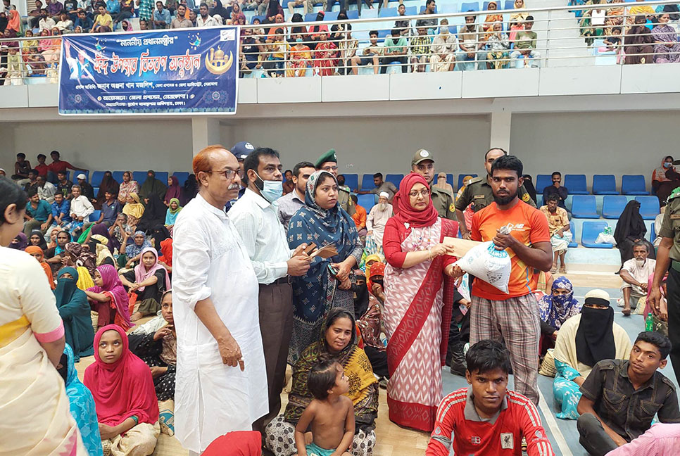 নেত্রকোনায় এক হাজার দরিদ্র পেল প্রধানমন্ত্রীর ঈদ উপহার