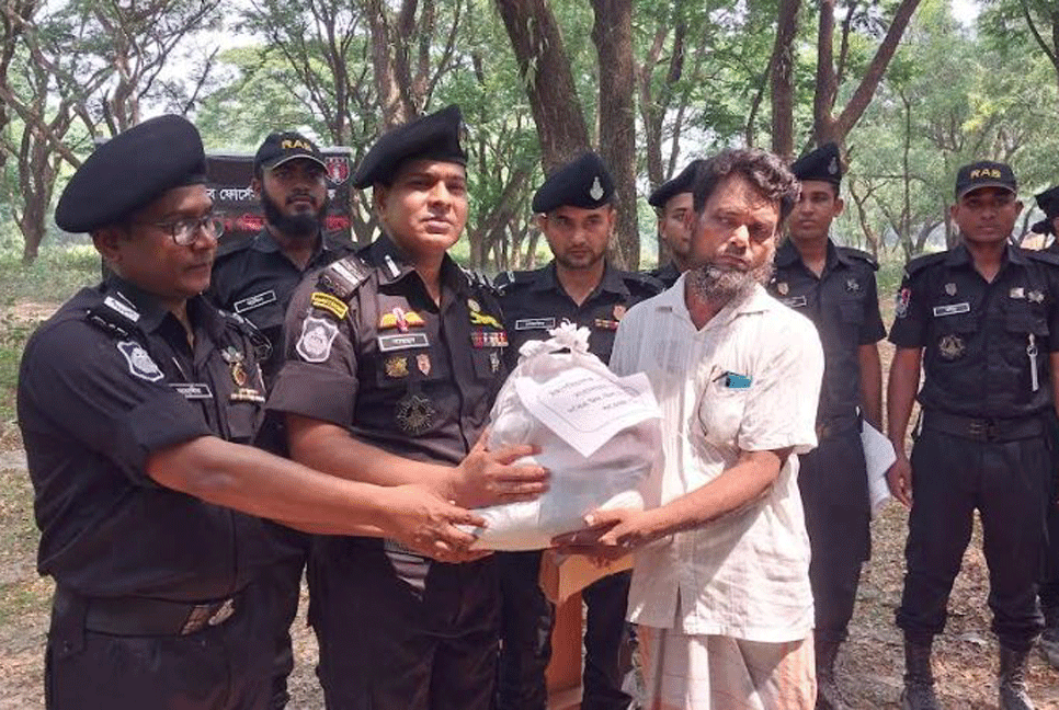 আত্মসমর্পণকারী ২৮৪ বনদস্যু পেল ঈদ উপহার