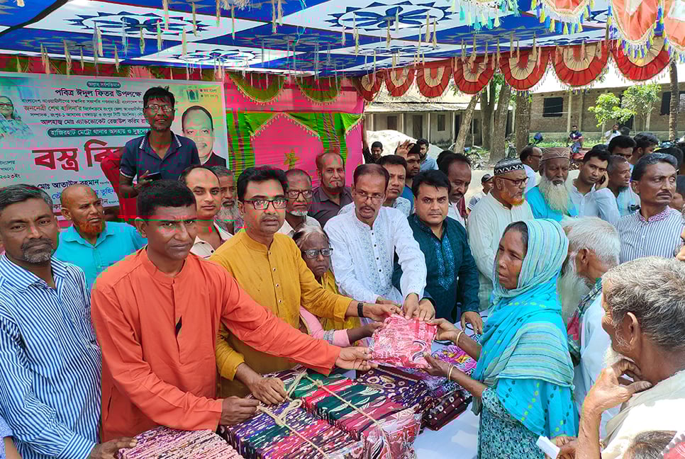 রংপুরে অসহায় দুস্থদের মাঝে ঈদ উপহার বিতরণ