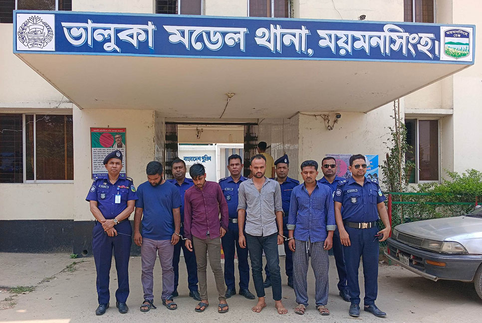 ভালুকায় ‘প্রাইভেটকার পার্টি’ গ্রেফতার


