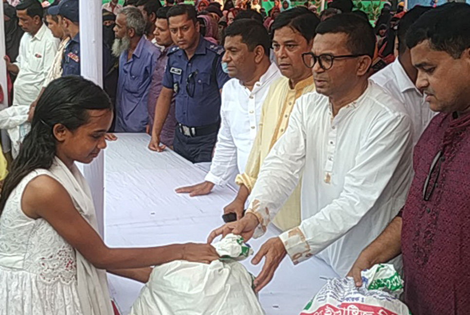 ‘শেখ হাসিনার রাজনীতি জনতার জন্য, খালেদার রাজনীতি ক্ষমতার জন্য’
