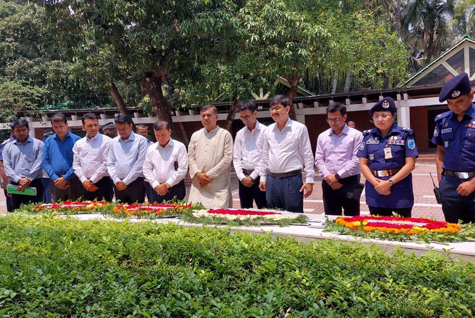 মুজিব নগর দিবসে টুঙ্গিপাড়ায় জাতির পিতার সমাধিতে শ্রদ্ধা 