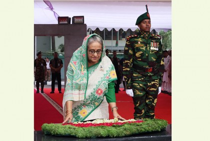 বঙ্গবন্ধুর প্রতিকৃতিতে প্রধানমন্ত্রীর শ্রদ্ধা 
