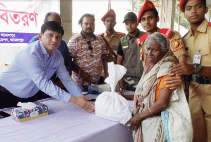 জামালপুরে অসহায়দের মাঝে ঈদ সামগ্রী বিতরণ