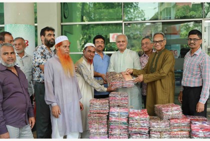 হকারদের মাঝে বসুন্ধরার ঈদ উপহার বিতরণ

