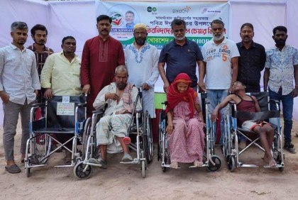 প্রতিবন্ধীদের হুইল চেয়ার উপহার দিলো ‘টিম খোরশেদ’