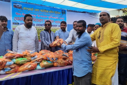 জয়পুরহাটে শ্রমিকদের মাঝে ঈদ সামগ্রী বিতরণ