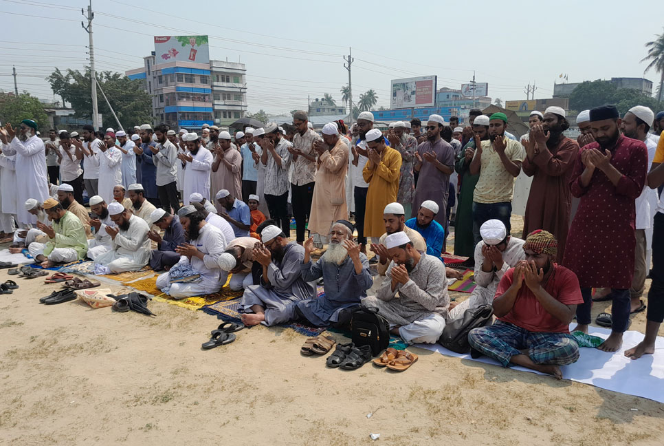 চুয়াডাঙ্গায় বৃষ্টির জন্য বিশেষ নামাজ ও দোয়া 