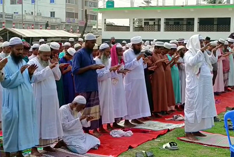 বৃষ্টি কামনায় কলাপাড়ায় নামাজ আদায়