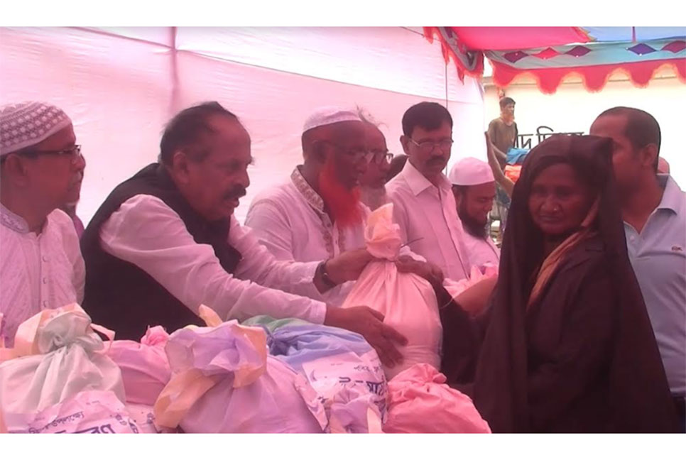 নরসিংদীতে অসহায় ও দুস্থদের মাঝে ঈদ সামগ্রী বিতরণ