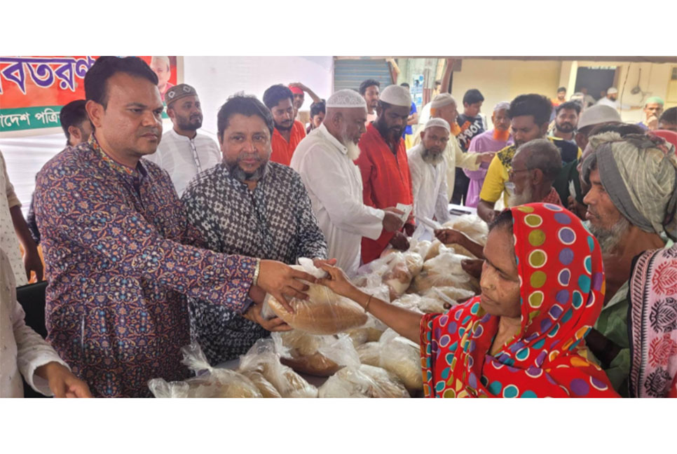 সিদ্ধিরগঞ্জে অসহায় ও দুস্থদের মাঝে ঈদ সামগ্রী বিতরণ