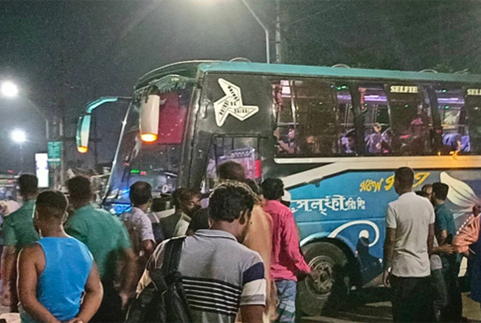 ঢাকা ছাড়ছেন ঘরমুখো মানুষ
