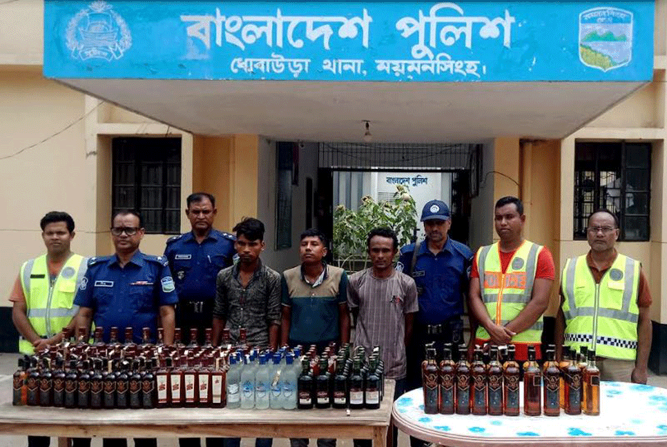 ১৮১ বোতল ভারতীয় মদসহ ৩ মাদক ব্যবসায়ী আটক 