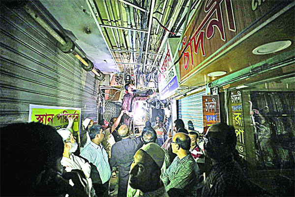 বায়তুল মোকাররমে সোনার দোকান উত্তরায় পুড়ল মোটর পার্টস মার্কেট