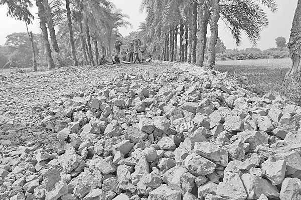 সড়ক নির্মাণে নিম্নমানের সামগ্রী