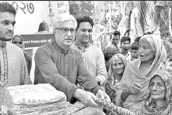 অসহায়-দুস্থ মানুষের মধ্যে শাড়ি-লুঙ্গি ও নগদ টাকা বিতরণ