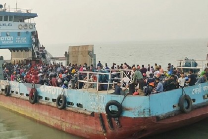 শিমুলিয়া-বাংলাবাজার নৌরুট: ফেরিতে ঈদযাত্রা শুরু