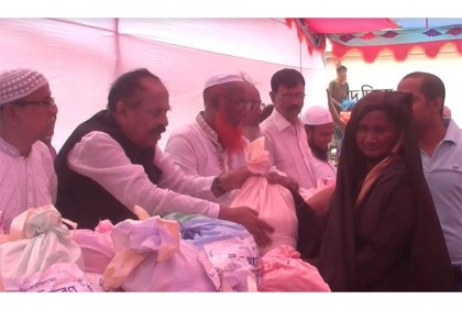 নরসিংদীতে অসহায় ও দুস্থদের মাঝে ঈদ সামগ্রী বিতরণ