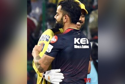 ধোনির সঙ্গে ছবি শেয়ার করে কী বার্তা দিলেন কোহলি
