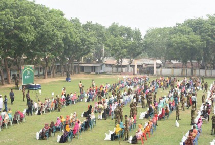 দেশব্যাপী অসহায় দুস্থদের মাঝে সেনাবাহিনীর ঈদ উপহার বিতরণ