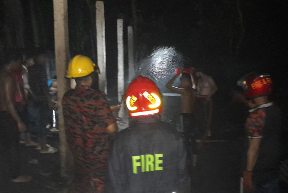 লক্ষ্মীপুরে আগুনে পুড়ল চার সহোদরের বসতঘর