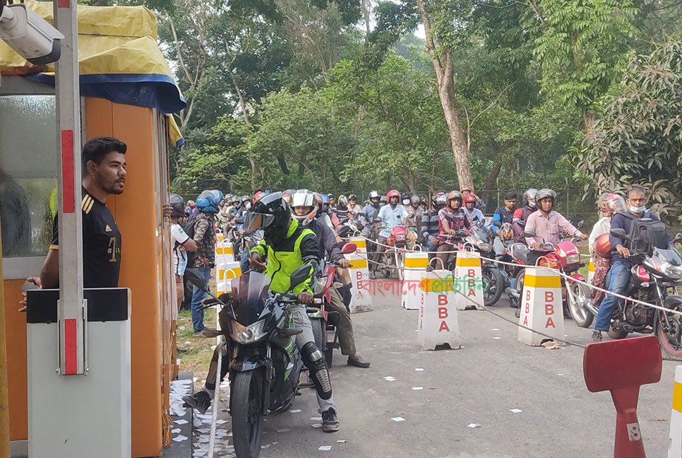 বঙ্গবন্ধু সেতু পারাপারে মোটরসাইকেলের দীর্ঘ সারি