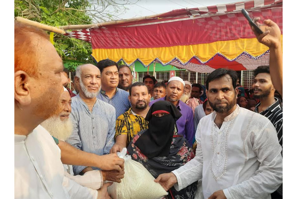 সোনাইমুড়ীতে দুস্থ মানুষের মাঝে ঈদ উপহার বিতরণ 