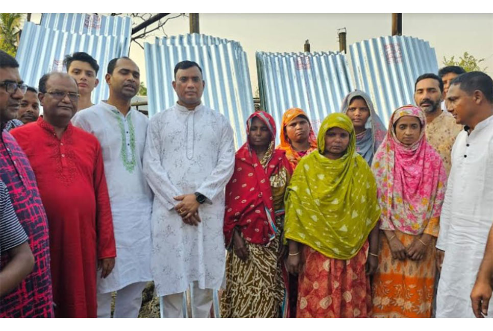 ঠাকুরগাঁওয়ে অগ্নিকাণ্ডে ক্ষতিগ্রস্তদের মাঝে ঢেউটিন বিতরণ