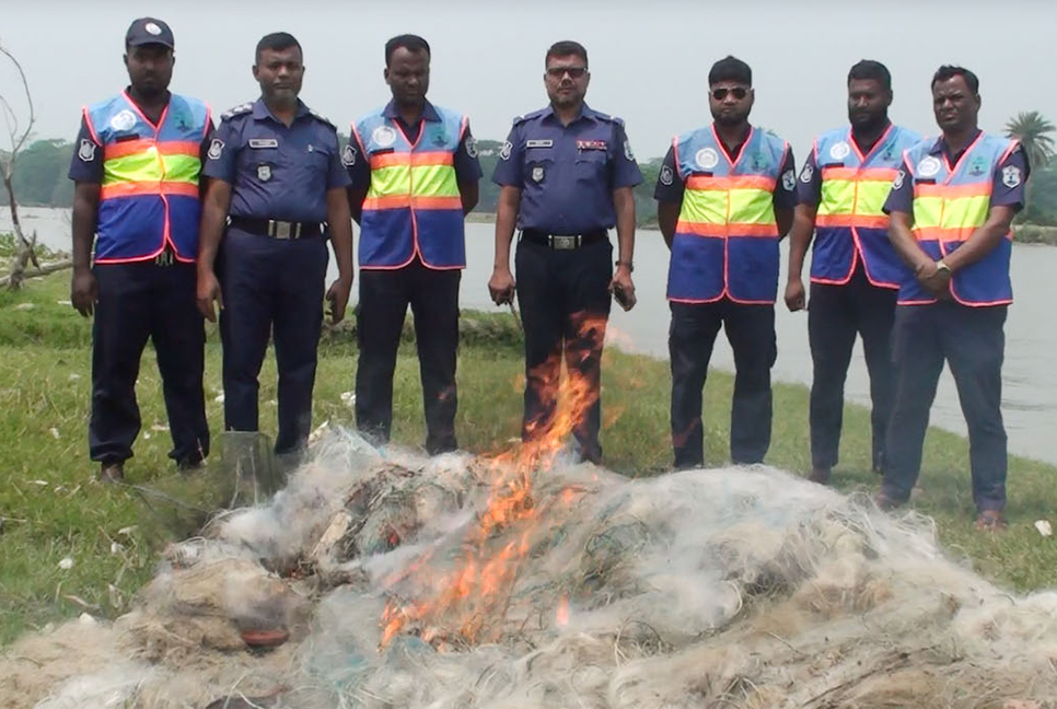 বাউফলে নিষিদ্ধ কারেন্ট জাল জব্দ

