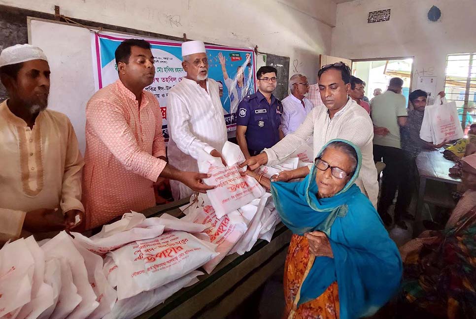 শেরপুরে দুস্থ-অসহায়দের মাঝে ঈদ উপহার বিতরণ