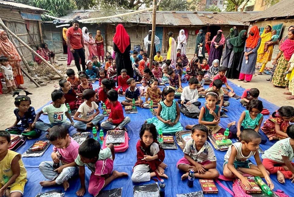 সুবিধাবঞ্চিত শিশুদের মুখে হাসি ফোটাচ্ছে ‘হ্যালো জুনিয়র’