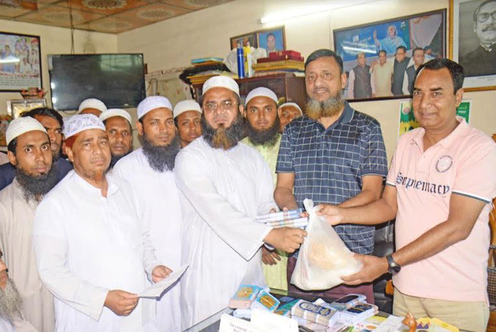 বগুড়ায় ইমাম ও মুয়াজ্জিনদের মাঝে ঈদ উপহার প্রদান