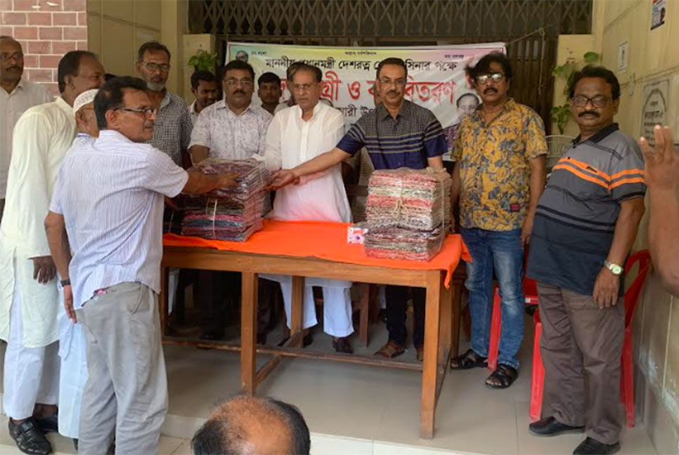 
বোয়ালমারীতে অসহায়-দরিদ্রদের মাঝে ঈদ সামগ্রী ও বস্ত্র বিতরণ 