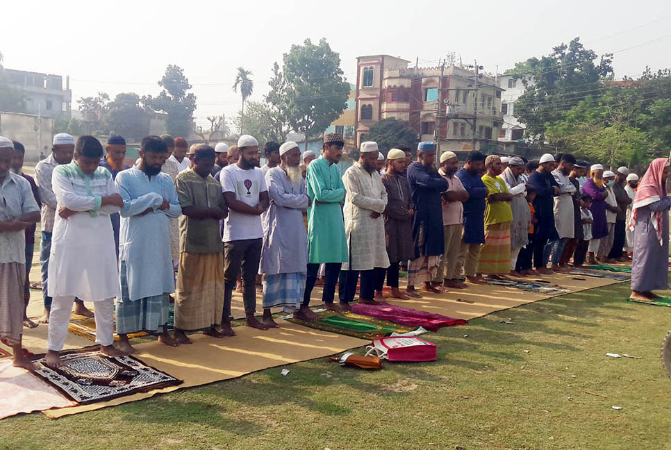 বৃষ্টির জন্য দিনাজপুরে নামাজ আদায়