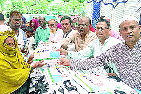 ঝিনাইদহে ৪৫ হাজার নারীর মধ্যে এমপি তাহজীব সিদ্দিকীর ঈদ উপহার বিতরণ
