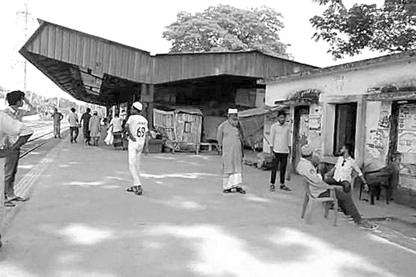 নেত্রকোনায় প্ল্যাটফরমে যাত্রীদের দুর্ভোগ