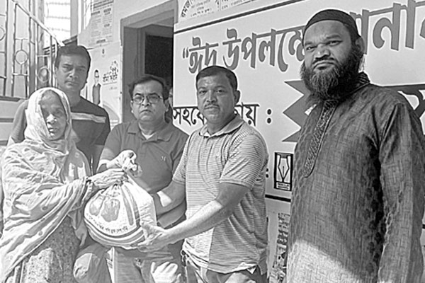 মানিকগঞ্জে বসুন্ধরা গ্রুপের ঈদ উপহার বিতরণ